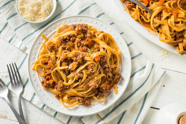 pâtes et sauce maison à ragu italien - dishware pasta tagliatelle beef photos et images de collection