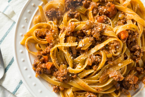 домашний итальянский соус рагу и паста - dishware pasta tagliatelle beef стоковые фото и изображения
