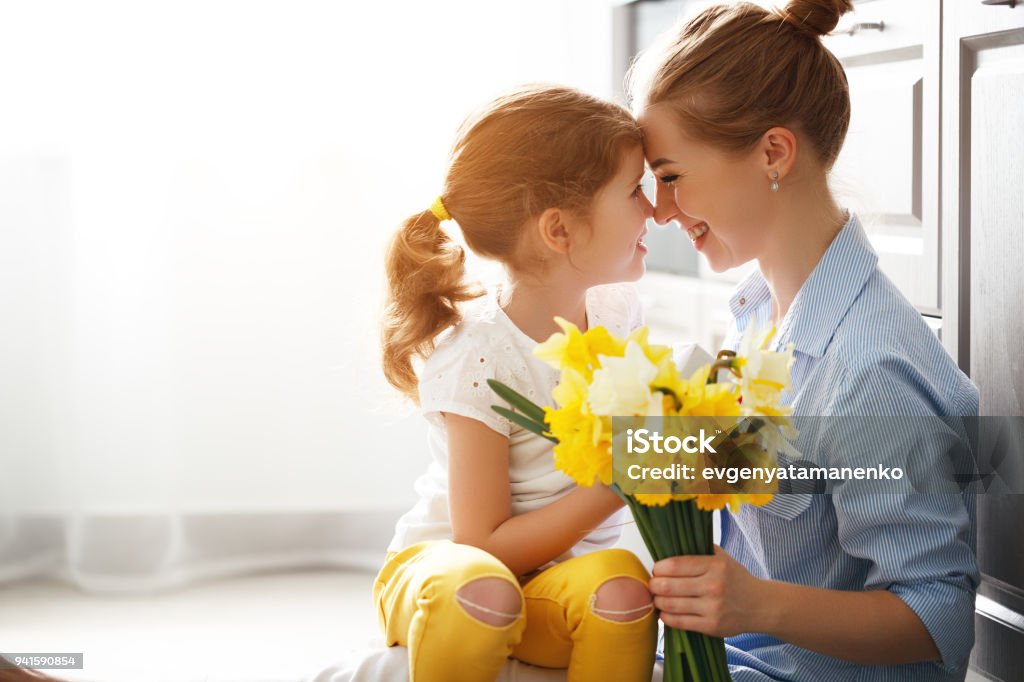 ¡día de madre feliz! hijo hija da a madre un ramo de flores para Narciso y regalo - Foto de stock de Madre libre de derechos