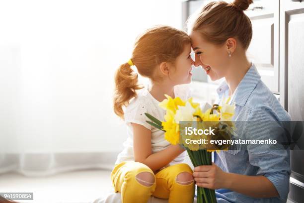 Día De Madre Feliz Hijo Hija Da A Madre Un Ramo De Flores Para Narciso Y Regalo Foto de stock y más banco de imágenes de Madre