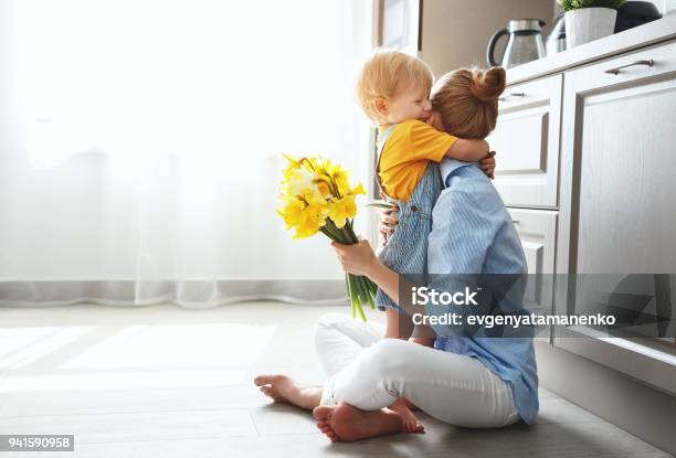 Foto de Feliz Dia Das Mães Filho De Bebê Dá Flores Para Mãe De Férias e mais fotos de stock de Mãe