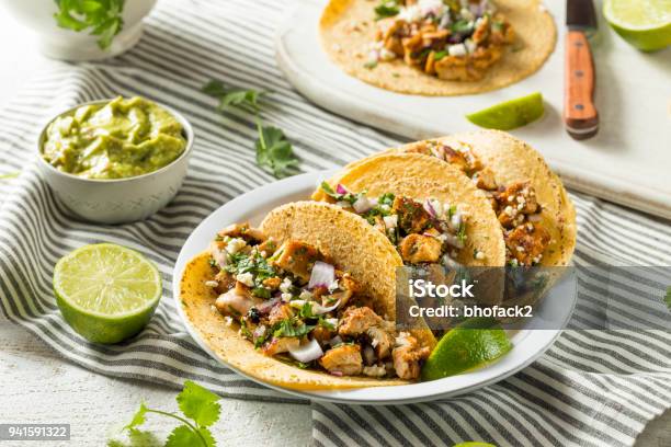 Tacos Di Pollo Fatti In Casa Con Cipolla - Fotografie stock e altre immagini di Taco - Taco, Piatto - Stoviglie, Pannocchia