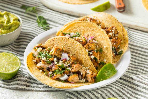 tacos di pollo fatti in casa con cipolla - latin american culture meat food ready to eat foto e immagini stock