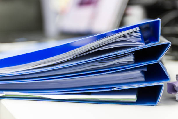 dateiordner und stapel von papier berichtsdatei geschäft am schreibtisch im büro, business-konzept. - ring binder fotos stock-fotos und bilder