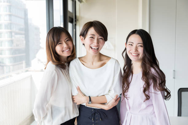 オフィスで働くアジアのビジネスウーマン - 日本人　笑顔 ストックフォトと画像