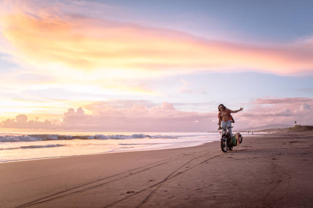 kerl mit dem fahrrad am meer - activity asia atmosphere beach stock-fotos und bilder