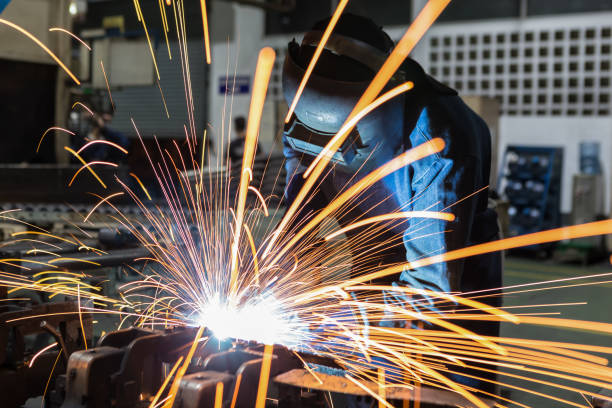 trabajador es soldadura automotriz parte en fábrica del coche - construction built structure building activity shipyard fotografías e imágenes de stock