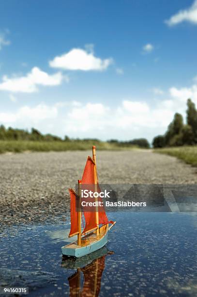 Photo libre de droit de Petit Bateau Pour Un Voyage banque d'images et plus d'images libres de droit de Bateau à voile - Bateau à voile, Ciel, Couleur saturée