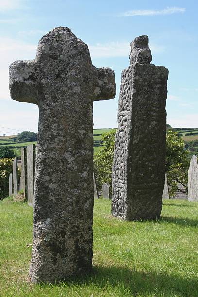 древняя христианская и кельтский buriel организма в луг - celtic cross cross shape blue vertical стоковые фото и изображения