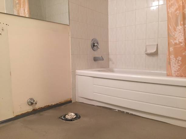 istock Bathroom renovation. Leveling of the floor surface 941615920