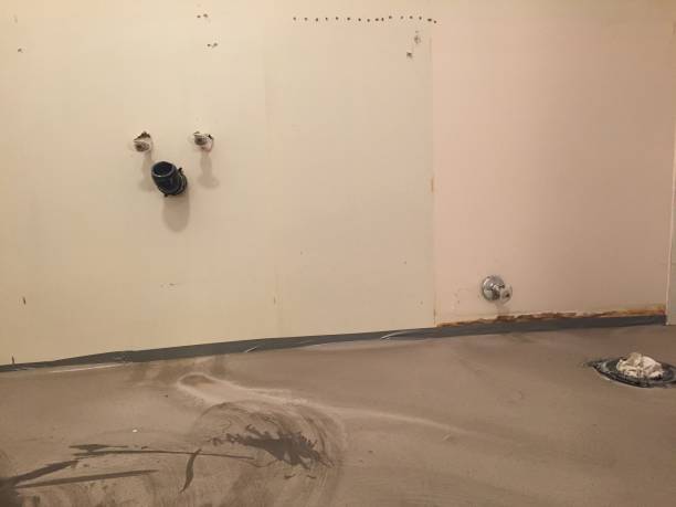 istock Bathroom renovation. Leveling of the floor surface 941615924