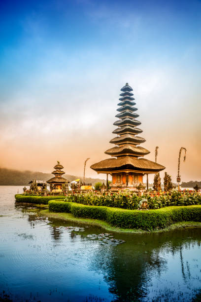 pura ulun danu beratan o templo flutuante em bali, ao pôr do sol - lake bratan area - fotografias e filmes do acervo