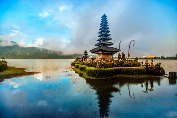 pura ulun danu beratan el templo flotante de bali al atardecer - indonesia fotografías e imágenes de stock