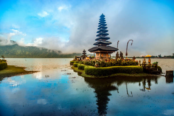 pura ulun danu beratan le temple flottant à bali au coucher du soleil - indonésien photos et images de collection