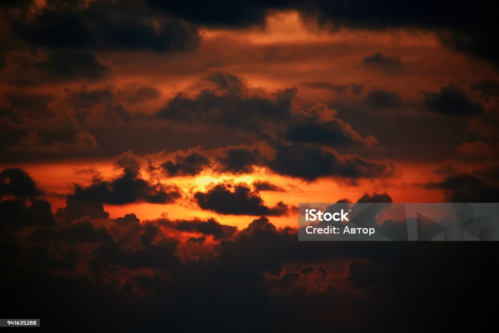 Màu Cam Đỏ Ấm Áp Bầu Trời Hoàng Hôn Và Hình Ảnh Hoa Văn Đám Mây Hoàng Hôn  Rực Lửa Với Ánh Sáng Đi Qua Những Đám Mây Đen Phong Cảnh Hình