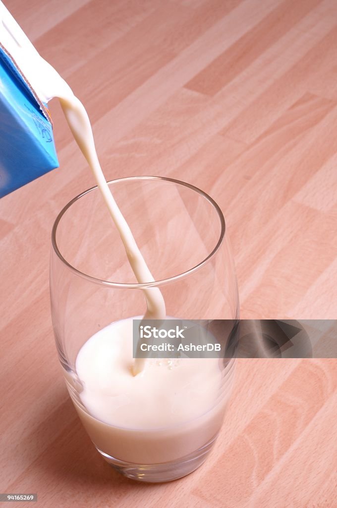 Verser le lait - Photo de Pack de lait libre de droits