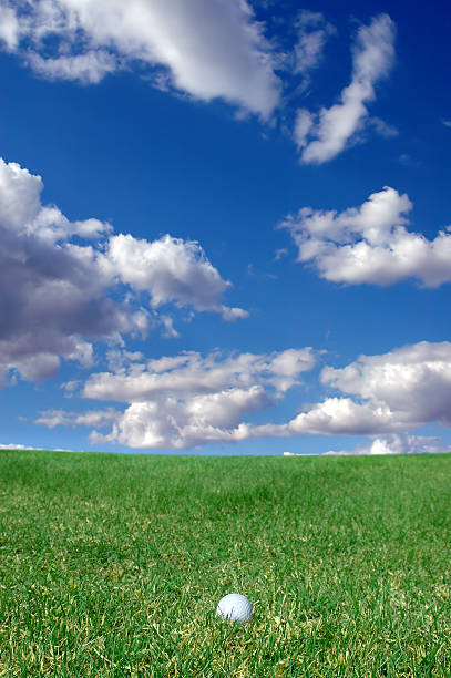 bola de golfe no campo de golfe - golf ball spring cloud sun - fotografias e filmes do acervo