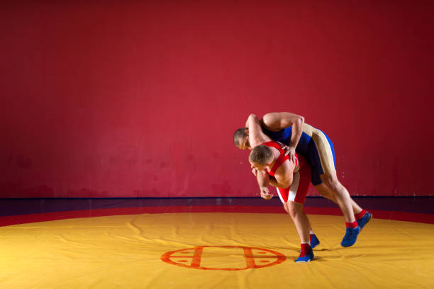 dois lutadores de jovem - wrestling mat - fotografias e filmes do acervo