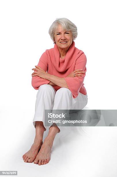 Mulher Mais Idosa Sentada - Fotografias de stock e mais imagens de Graça - Graça, Processo de Envelhecimento, 70 anos