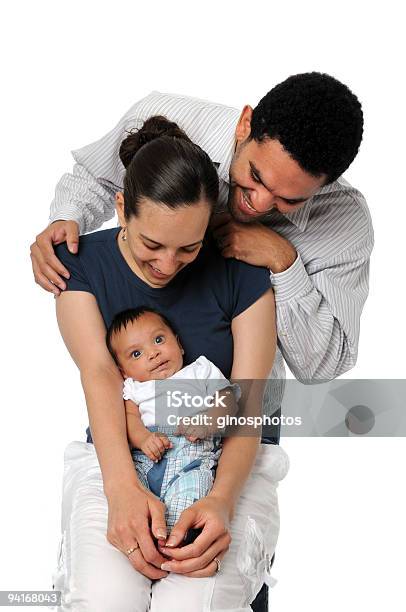 Familia Sonriente Foto de stock y más banco de imágenes de Fondo blanco - Fondo blanco, Bebé, Familia joven