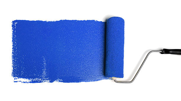 rouleau de peinture bleue - painting wall paint paint roller photos et images de collection