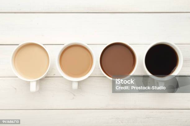 Verschiedenen Kaffeetassen Auf Weißem Holz Top Sicht Stockfoto und mehr Bilder von Kaffee - Getränk