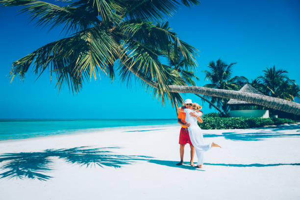 couple de personnes âgées jouissant de vacances au canareef resort maldives, île herathera, l’atoll d’addu - asiatique du sud photos et images de collection