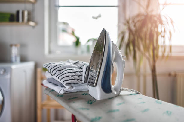 stiratura in lavanderia - iron laundry cleaning ironing board foto e immagini stock
