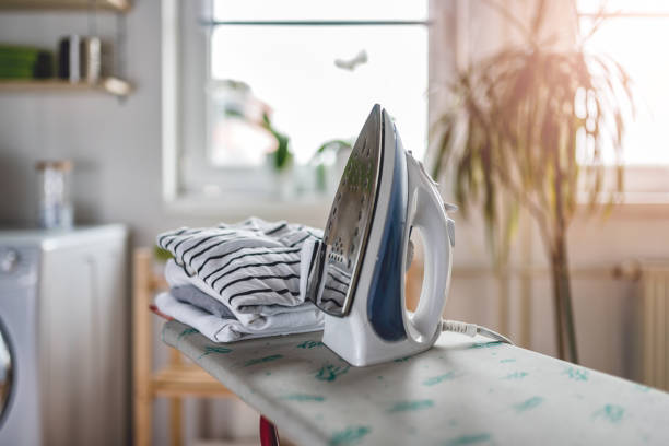 ランドリー ルームでアイロン - iron laundry cleaning ironing board ストックフォトと画像