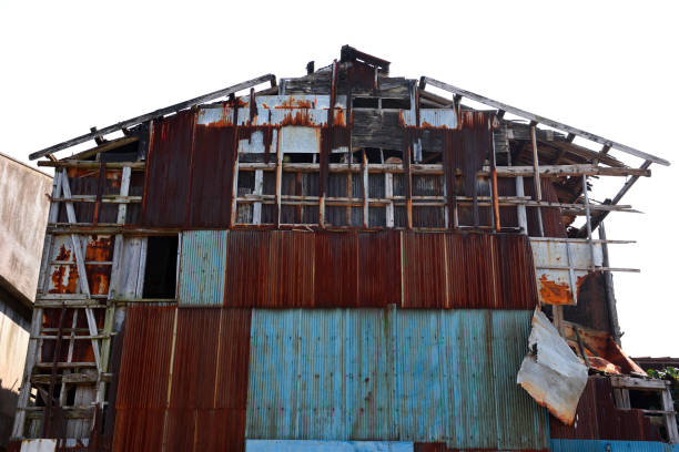 zardzewiały i uszkodzony magazyn - wood shutter rusty rust zdjęcia i obrazy z banku zdjęć