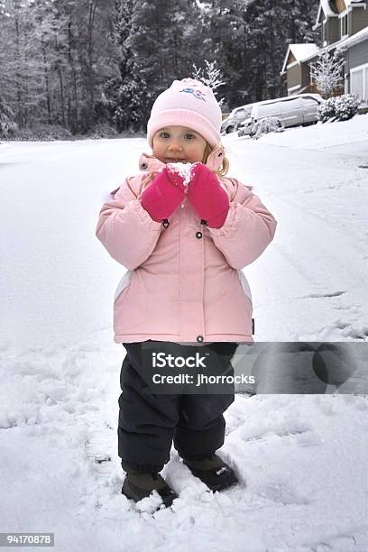 Jovem Menina Comer Neve - Fotografias de stock e mais imagens de Ao Ar Livre - Ao Ar Livre, Bola de neve, Boné