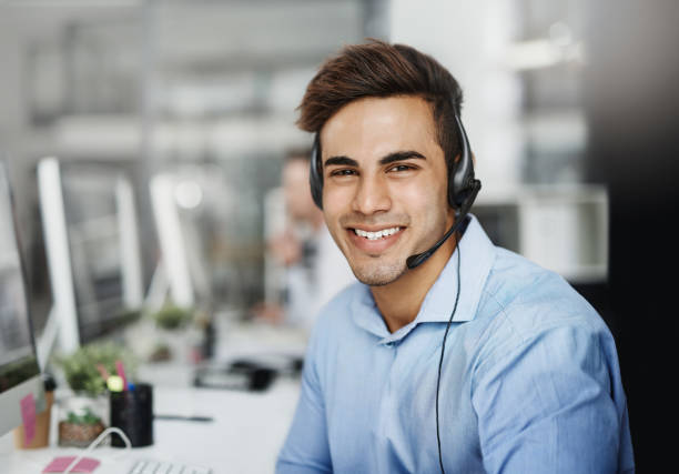 istock Nothing builds positive customer relations like a positive agent 941712376