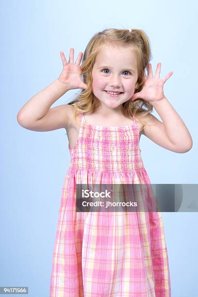 Brillante Niña Feliz Foto de stock y más banco de imágenes de Alegre - Alegre, Alegría, Azul