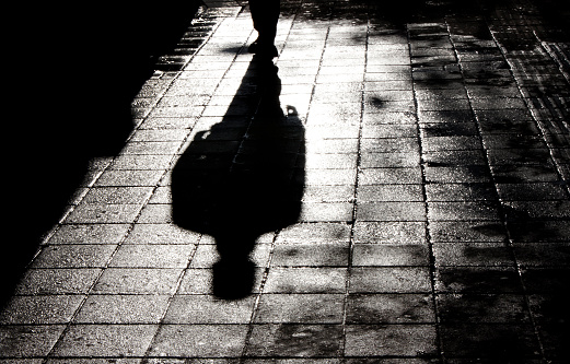 Un hombre solo en la silueta de la sombra oscura photo