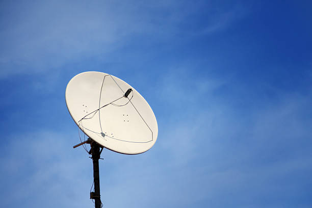 спутниковая антенна - satellite dish television aerial television house стоковые фото и изображения