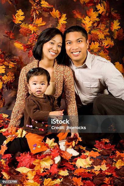 Autunno Ritratto Di Famiglia - Fotografie stock e altre immagini di Abbigliamento casual - Abbigliamento casual, Accudire, Adulto