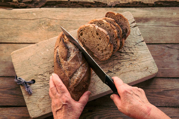 нарезанный ржаной хлеб на доске. - country bread стоковые фото и изображения