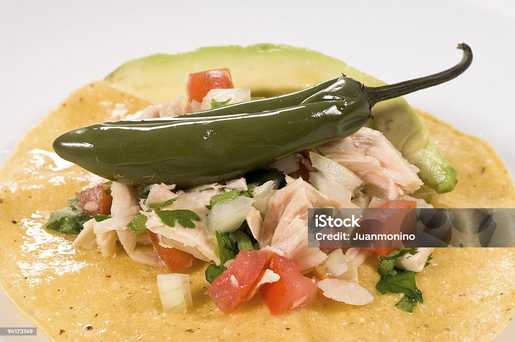 Jalapeño guindilla con ensalada de atún tostada - Foto de stock de Aguacate libre de derechos