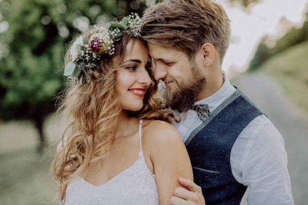 hermosa novia y el novio en la naturaleza verde. - bridal portrait fotografías e imágenes de stock