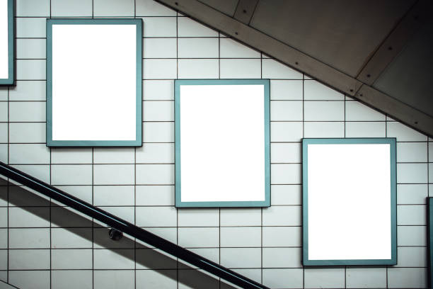 anuncios en el metro de londres - london underground fotografías e imágenes de stock