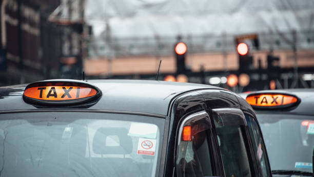 taxis de uk - taxi fotografías e imágenes de stock