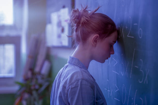 fille d’adolescent en classe de maths accablé par la formule de math. concept de pression, l’éducation, de succès. - défaite photos et images de collection