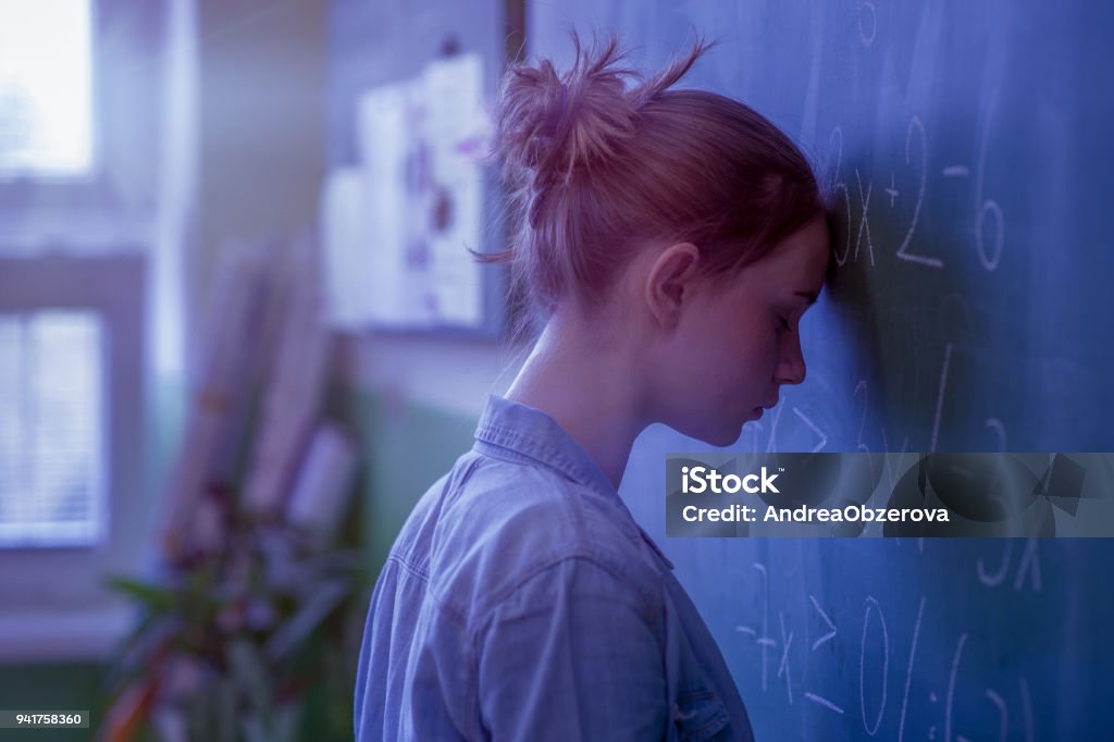 Ragazza adolescente in classe di matematica sopraffatta dalla formula matematica. Pressione, Educazione, Concetto di successo. - Foto stock royalty-free di Fallimento