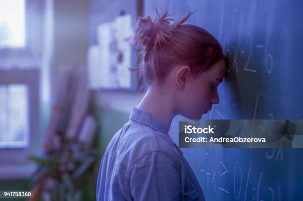 Ragazza Adolescente In Classe Di Matematica Sopraffatta Dalla Formula Matematica Pressione Educazione Concetto Di Successo - Fotografie stock e altre immagini di Fallimento