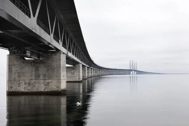Öresund Bridge (Oresund Bridge) is a combined railway and motorway bridge across the Oresund strait between Sweden and Denmark (Malmo and Copenhagen).