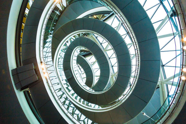 arquitectura moderna abstracta y escalera de caracol en londres, reino unido - spiral staircase town hall london england staircase fotografías e imágenes de stock