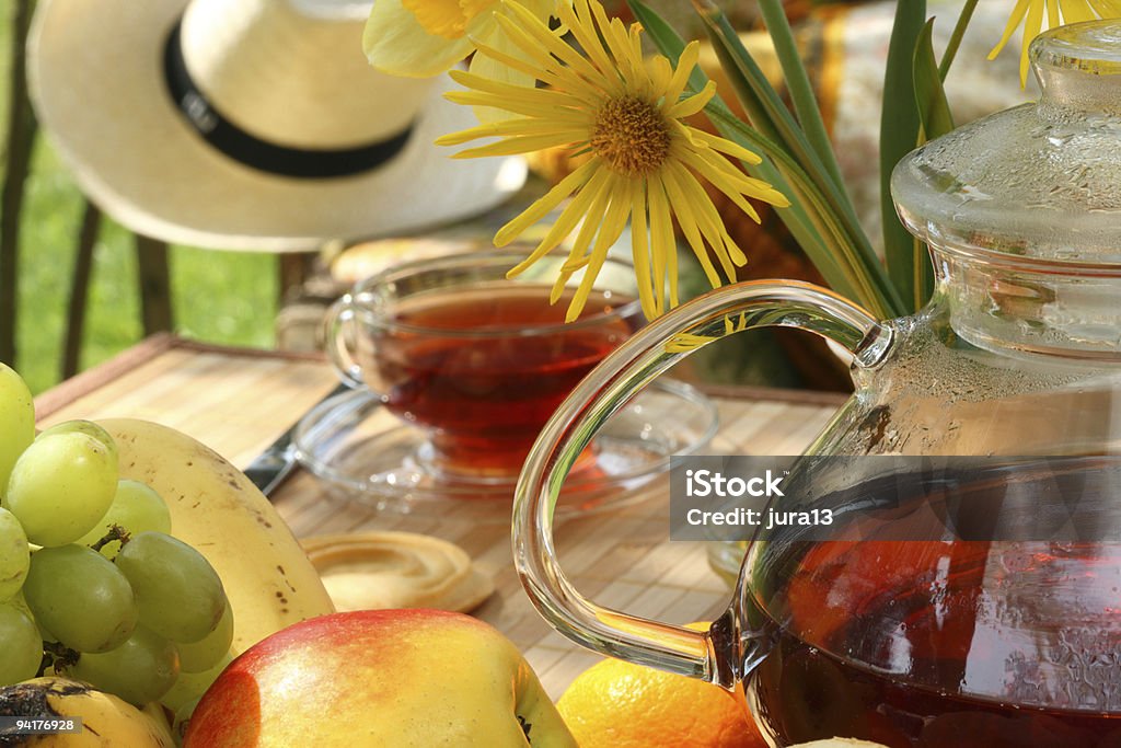 Prima colazione in giardino - Foto stock royalty-free di Arancia