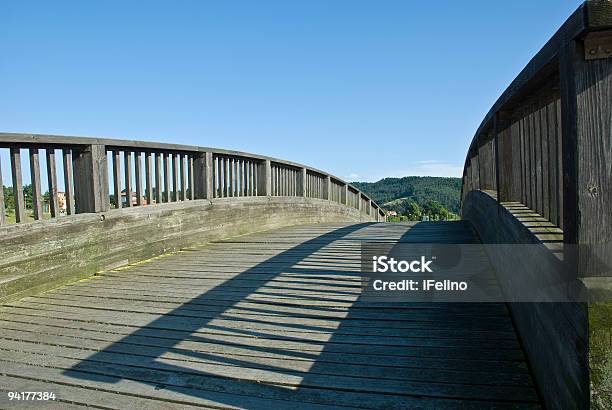 Puente De Madera Foto de stock y más banco de imágenes de Accesibilidad - Accesibilidad, Andamio - Puente, Azul