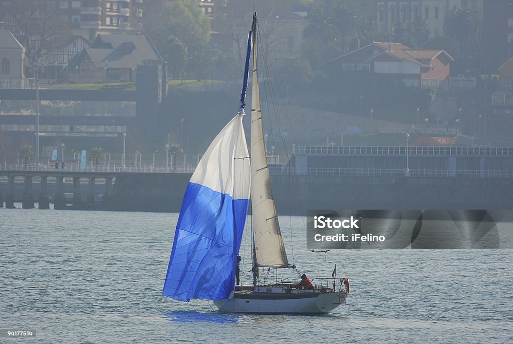Disminución de sails Arriando velas - Foto de stock de Velero libre de derechos