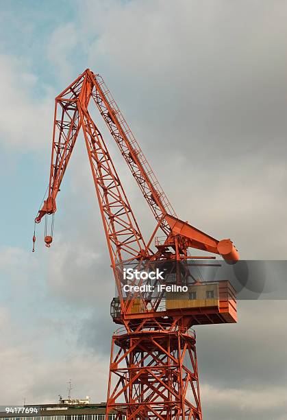 Grúa Portuaria En Bilbaopuerto De Grúa Foto de stock y más banco de imágenes de Aire libre - Aire libre, Bilbao, Cielo